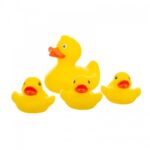 Οικογένεια παπάκια μπάνιου. Akuku. Happy bee