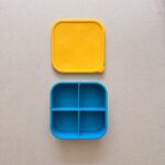 SNACKBOX for kids NORDIC BLUE WITH SUNBEAM LID 800ml. Nok nok. Happy bee